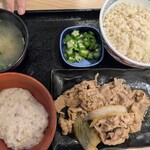 吉野家 - 料理写真:◆麦とろ牛皿御膳 853円+ 半熟玉子 150円