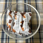 根元 八幡屋礒五郎 - 柿の種とチョコのコラボ