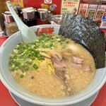 山岡家 - 料理写真:プレミアム塩ラーメン中盛コロチャーと海苔トッピング