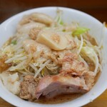 ラーメン二郎 - 料理写真:少なめ ２００ｇ、豚１枚 にんにく少なめ、アブラ