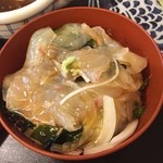 すし丸本店 - 活け鯛めし。
            だし醤油と玉子を混ぜたものにあえて頂く。