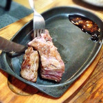 焼肉 初栄 - ミニステーキは鉄皿を使いナイフとフォークで切り分けます。
