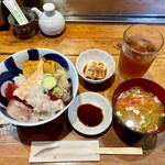 豊鮨 - 料理写真:ランチタイム　ちらし丼