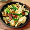 炭火と串焼きと肴 原価酒場 イロ鶏ドリ - スタミナ牛ホルモンの鉄板焼き