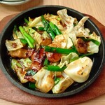 炭火と串焼きと肴 原価酒場 イロ鶏ドリ - スタミナ牛ホルモンの鉄板焼き
