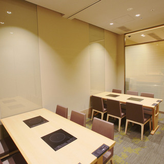 "Private Rooms for Up to 12 People and a Rich Selection of Course Meals, Perfect for Entertaining Guests"