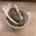 豊丸水産 - お通しは牡蠣