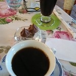 世界のガラス館 喫茶コーナー チーレン - オリジナルブレンドコーヒーとアイスコーヒー　チョコ付き