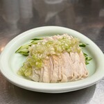 餃子と瓶 - 蒸し鶏のネギソース和え