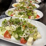 餃子と瓶 - 自家製ドレッシングサラダ