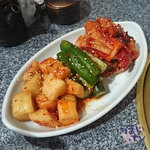 炭火焼肉・韓国家庭料理 ソナム - 美味しい　キムチ盛り合わせ　９７２円