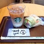スターバックスコーヒー - ドリンク写真:「T アイス ほうじ茶&クラシックティー ラテ」&「根菜チキン サラダラップ」