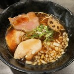 麺と酒と肴 人つなぎ - 料理写真:鶏と魚介の醤油ラーメン