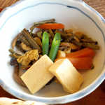 山菜の煮物。出汁の旨味がしっかり、これは逸品だ