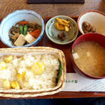 山里定食（￥1080）。鰹節を削って出汁を取る、信州味噌汁も味わって