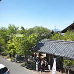 竹風堂 - 食堂の窓からは、美しい新緑が眺められる