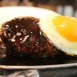 GRILL＆DINING 丸の内ディンドン - 洋食屋さんのハンバーグ 920円。