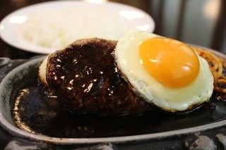 guriruandodainingumarunouchidhindon - 洋食屋さんのハンバーグ 920円。