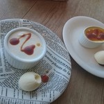 ディオチヂ - 胡麻ブランマンジェ(左)とカボチャのカタラーナ(右)