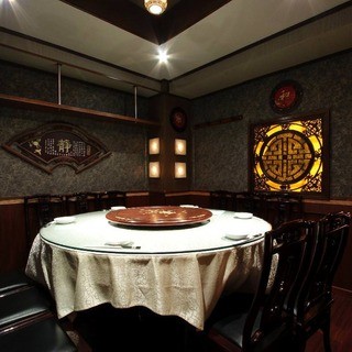 We have round table private rooms and large hall private rooms available!