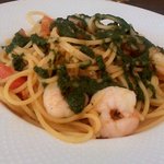 ヴィア トスカネッラ - 小エビとフレッシュトマトのガーリックソース　バジルペーストがけ（2015.4）