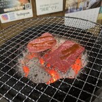 発祥のお店 一升びん - カウンター席は七輪で焼きます☆　2026-819訪問