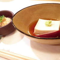 ひろ作 - 先附　胡麻豆腐と鯛の子の煮付け