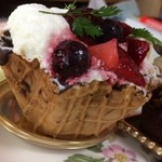 グランサンク - またまたワッフルのベリーケーキ★
            
            中はクレープも入ってて美味しい( ´ ▽ ` )ﾉ