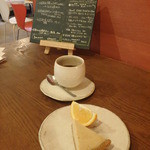 shizenshokudoukohitsujiyabaihareruyakafe - 豆腐のチーズケーキとコーヒー。