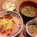 磯丸水産 - 三色炙り丼＋ポテトサラダ＋生海苔味噌汁＋納豆