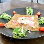 イグニスコーヒー - 料理写真:そば粉ガレット (ハム・目玉焼き・チーズ)