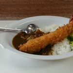 とんかつ美よし - 常連メニュー エビフライカレー　850円。揚げたてのプリプリなエビフライが1本、カレーの上に鎮座。1本では物足りないという方。2本のせ（1250円）もあります。