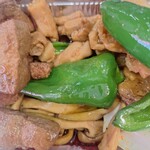 ホルモン焼き うますぎ - ホルモン2本、レバー2本、とり皮1本、ピーマン2本、エリンギ2本、お通しキャベツ
