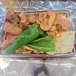 ホルモン焼き うますぎ - ホルモン2本、レバー2本、とり皮1本、ピーマン2本、エリンギ2本、お通しキャベツ
