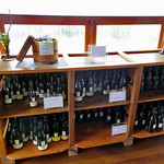 YAMAZAKI WINERY - 販売用ワインが並ぶ棚