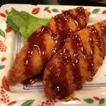 Saisaikan - 2015.5.9　本日の日替わり定食「白身魚フライ定食　５００円」の魚フライ。フライ２枚にソースが事前にかけられて提供。醤油派はどうするのでしょう？