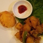 エパレット - 左・ゆで卵の芋フライ　右・ベンガルのじゃがいも蒸し