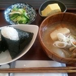 灯 - 豚汁セットに、すじことツナマヨおにぎり  計665円