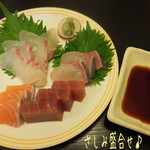 居酒家おゝ川 - さしみ盛合せ(1300円)はサーモン、マグロ、ぶり、鯛かな♪ 新鮮ですごく美味しい！