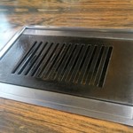 平壌屋 - テーブルに付いている焼肉用の焼き網です。