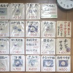 平壌屋 - 壁に貼られた「テールスープ」などのメニューです。