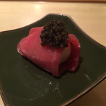 寿しの吉乃 - 半熟燻製うずら卵の中とろ巻き