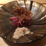 寿しの吉乃 - カツオとエシャロットのいぶりがっこのシャーベット添え