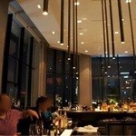 THE COSMOPOLITAN GRILL BAR TERRACE - 天井が高くて解放感がありますね