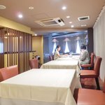 フレンチ サクラ - 店内のテーブル席の風景です