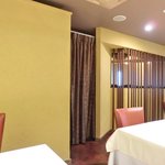 フレンチ サクラ - 店内のテーブル席の風景です