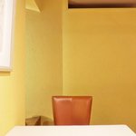 フレンチ サクラ - 店内のテーブル席の風景です