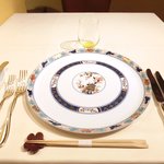 フレンチ サクラ - 店内のテーブル席の風景です