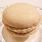 フレンチ サクラ - ランチコース 5400円 のチョコレートのマカロン