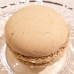 フレンチ サクラ - ランチコース 5400円 のチョコレートのマカロン